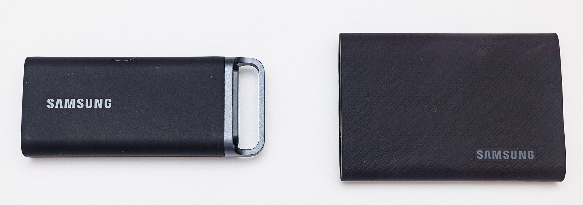 Samsung Portable SSD T9 în dreapta, prezentat lângă un T5 EVO