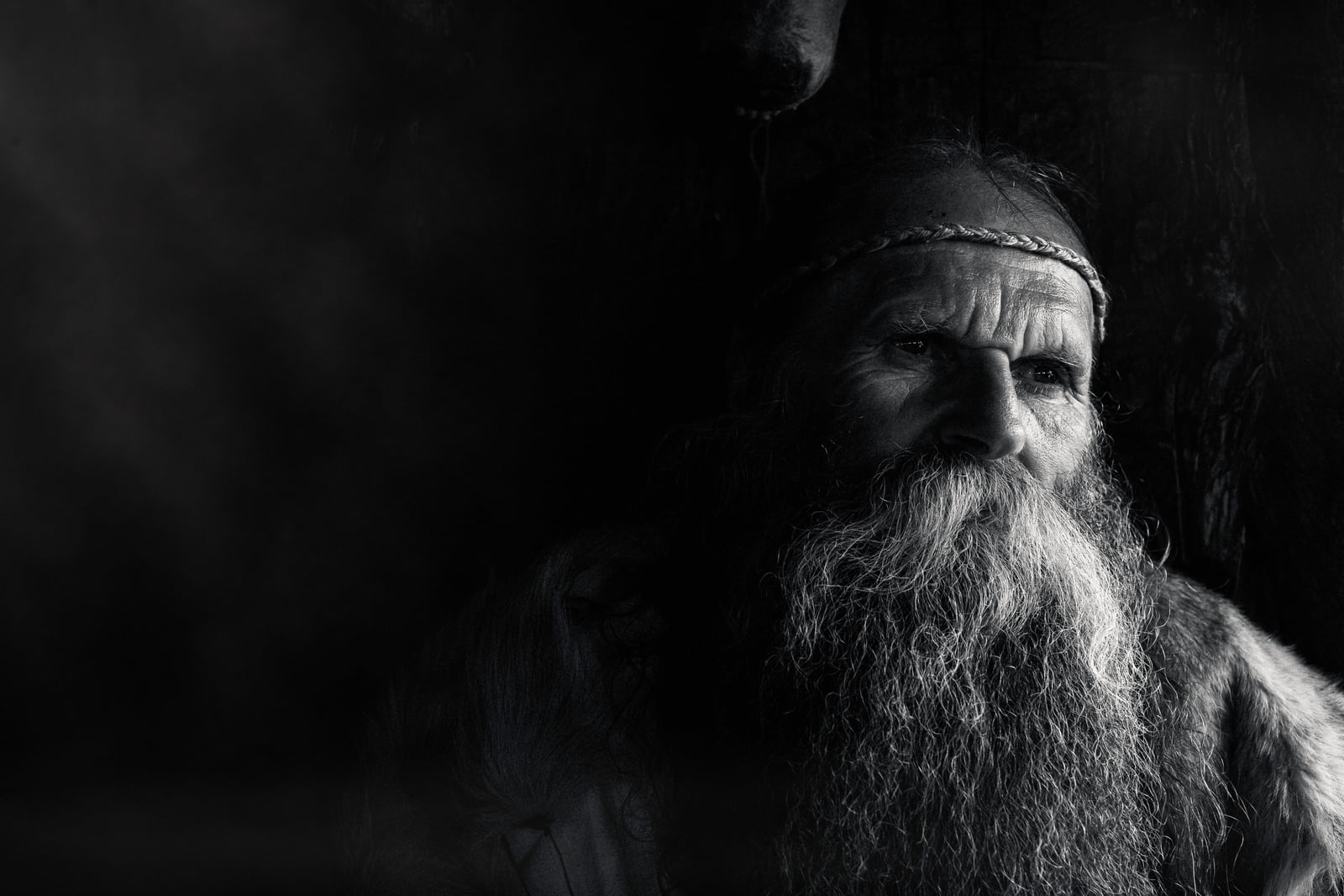 Același portret cu încadrare monocromă profundă și atmosferă construite cu mai multe MANAZYR scene layers